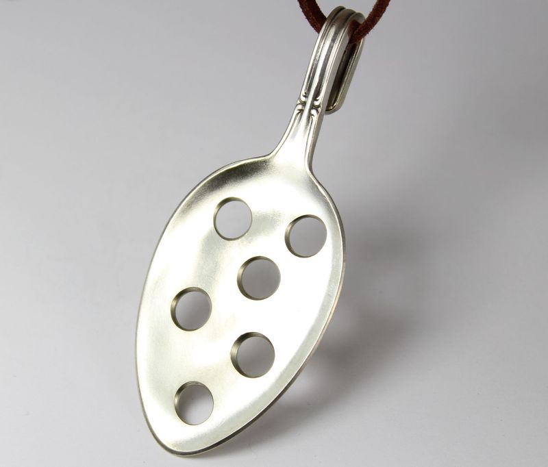 Schmuck aus Besteck, wie Anhänger aus Löffeln, ist eine einzigartige Form des Besteckschmucks.