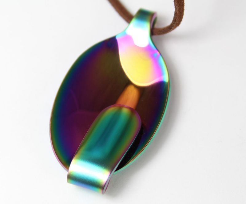 Schmuck aus Besteck in Regenbogenfarben, wie Anhänger aus Löffeln, ist eine einzigartige Schmuckform.
