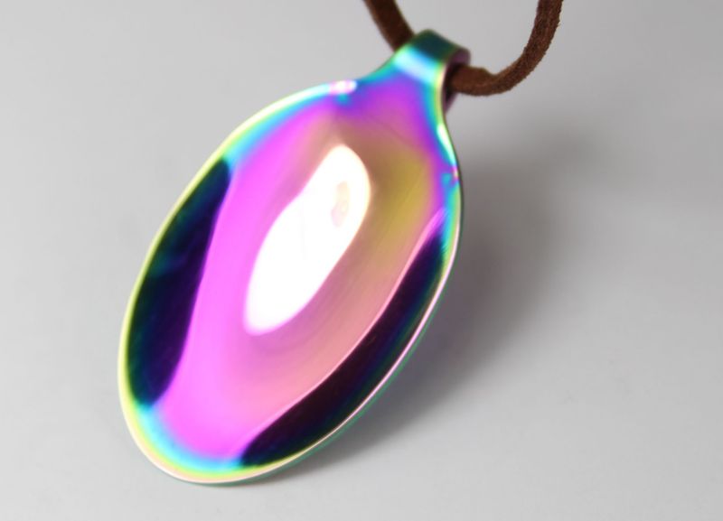 Schmuck aus Besteck in Regenbogenfarben, wie Anhänger aus Löffeln, ist eine einzigartige Schmuckform.