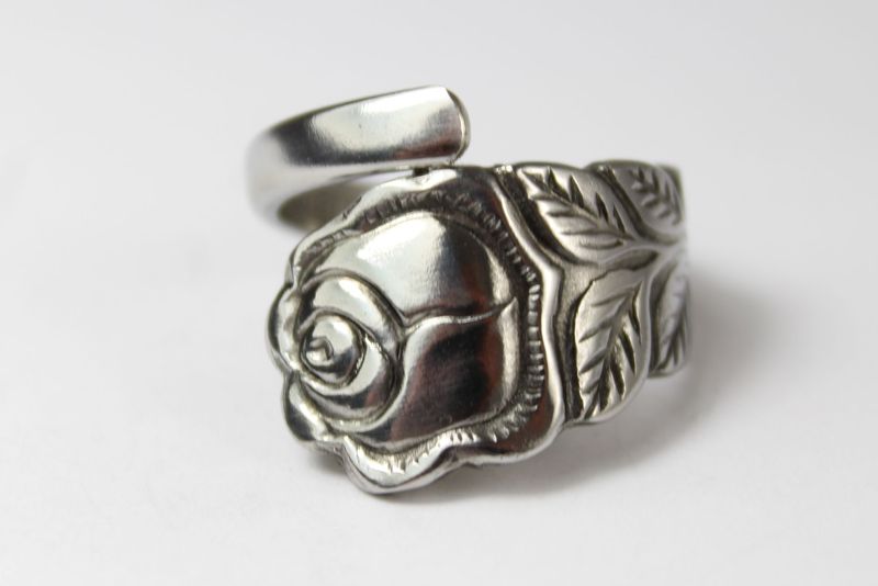 Rosenblüten-Besteckschmuck-Ring, ungefähr Größe 64 (20,5), gefertigt aus Besteck.