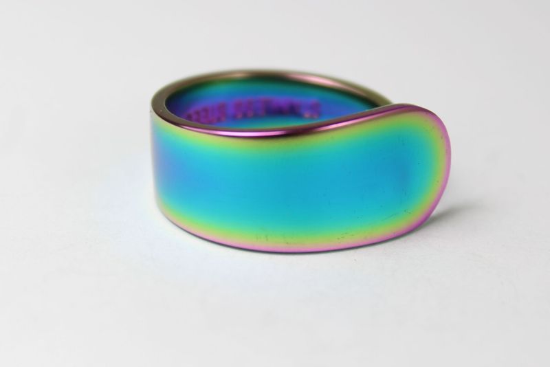 Regenbogenfarbener Besteckschmuck-Ring, ungefähr Größe 63 (20,1 mm), gefertigt aus Besteck.