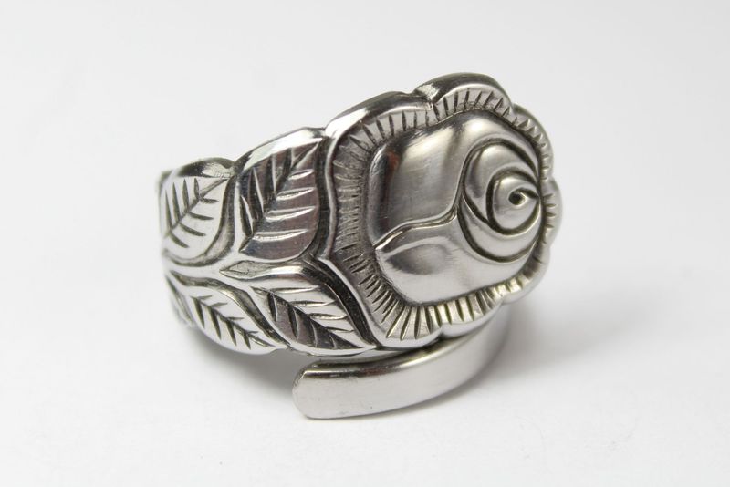 Rosen-Besteckschmuck, ein Ring aus Besteck, ungefähr Größe 62 (19,7).