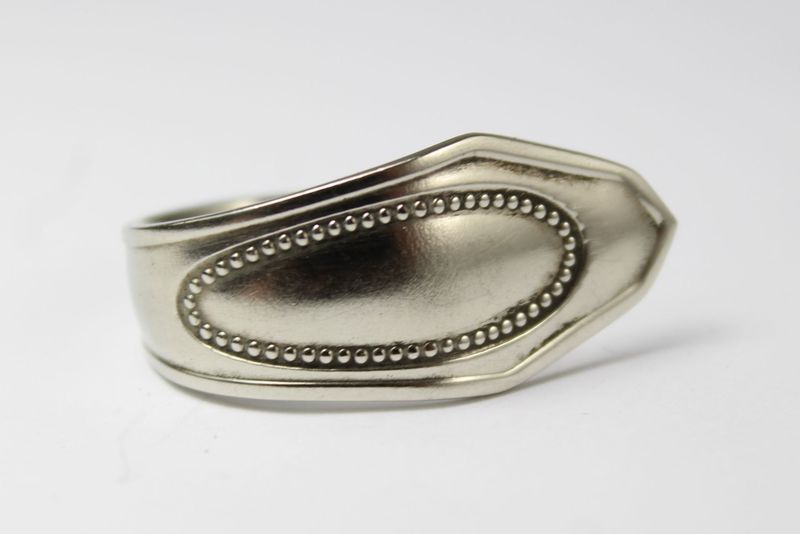 Besteckschmuck-Ring, ungefähr Größe 59 (18,8), gefertigt aus Besteck.