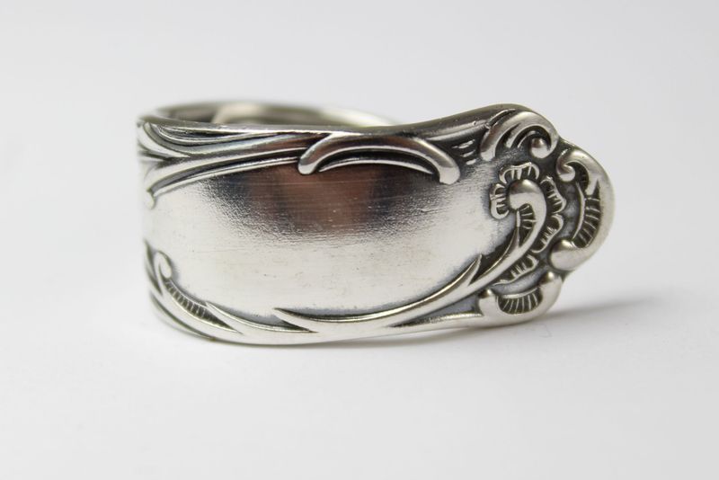 Ring aus Besteckschmuck, ungefähr Größe 58 (18,7mm), gefertigt aus Besteck.