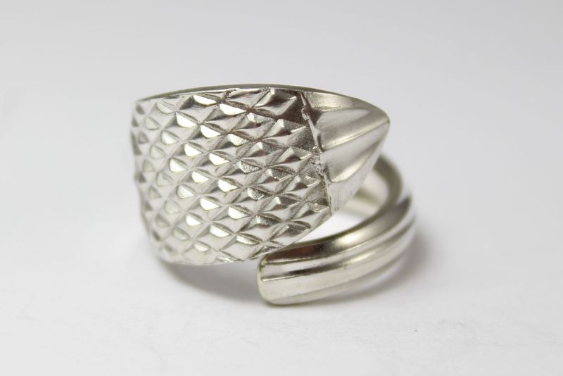 Besteckschmuck-Ring, ungefähr Größe 62 (19,8 mm), gefertigt aus Besteck.