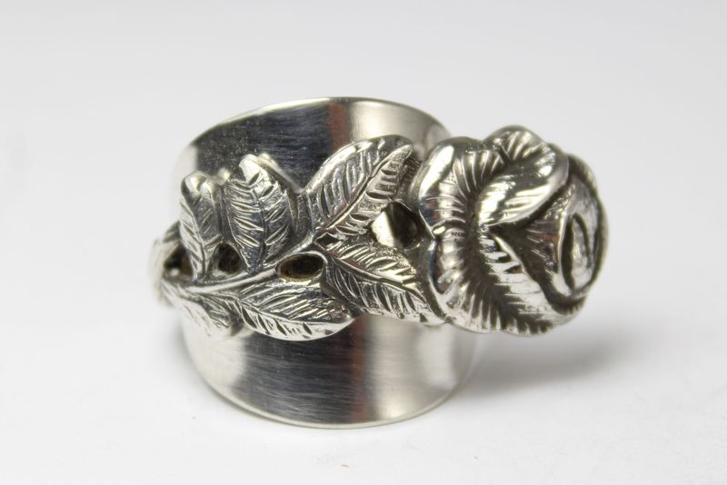 Rosen-Besteckschmuck, Besteck-Schmuckring, ungefähr Größe 64 (20,3), Ring gefertigt aus Besteck.