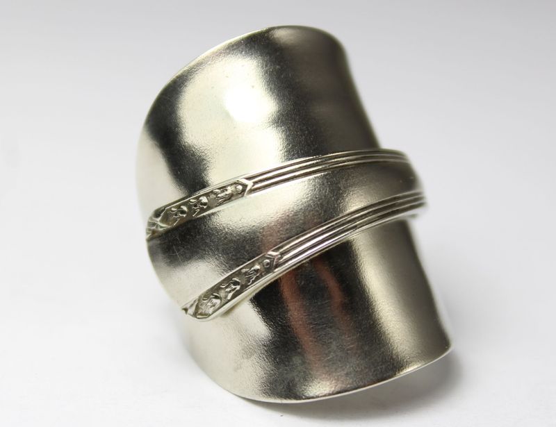 Ring aus Besteck, ungefähr Größe 62 (19,7 mm Durchmesser), als Schmuckstück.