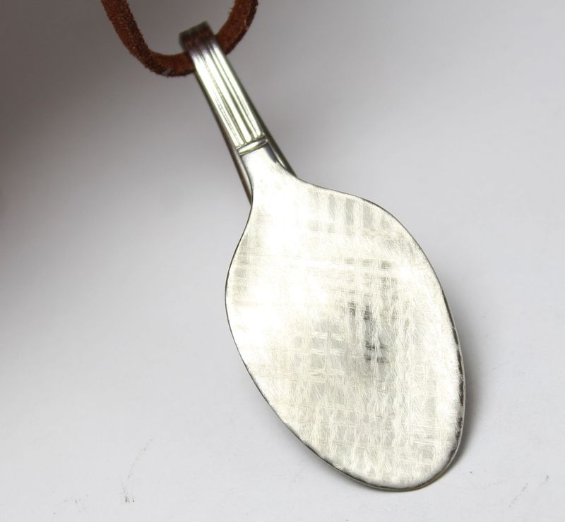 Schmuck aus Besteck, wie Anhänger aus Löffeln, ist eine einzigartige Form des Besteckschmucks.