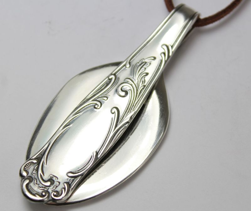 Schmuck aus Besteck, wie Anhänger aus Löffeln, ist eine einzigartige Form des Besteckschmucks.