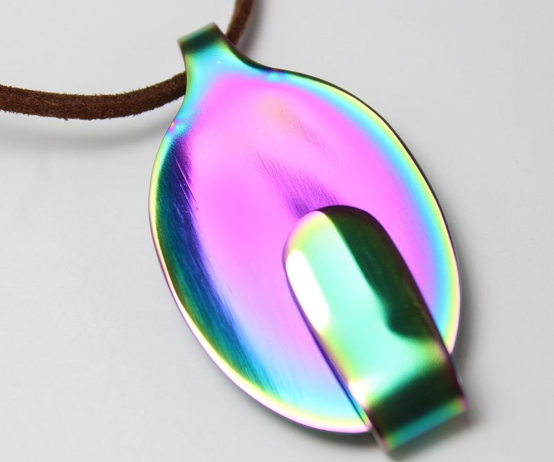 Schmuck aus Besteck in Regenbogenfarben, wie Anhänger aus Löffeln, ist eine einzigartige Schmuckform.