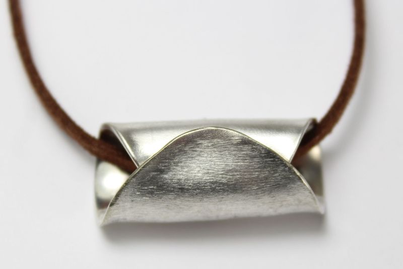Schmuck aus Besteck, wie Anhänger aus Löffeln, ist eine einzigartige Form des Besteckschmucks.
