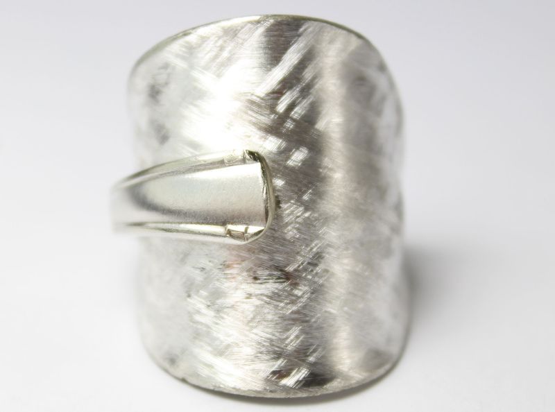 Ring aus Besteck, ungefähr Größe 62 (19,7 mm Durchmesser), als Schmuckstück.