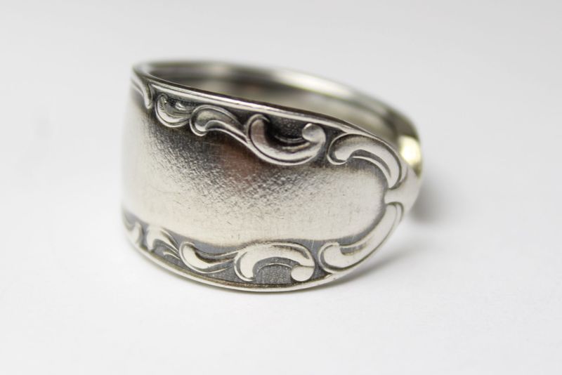 Besteckschmuck-Ring, ungefähr Größe 62 (19,8 mm), gefertigt aus Besteck.
