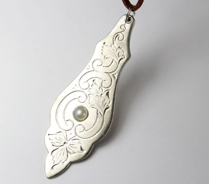 Schmuck aus Besteck, wie Anhänger aus Löffeln, ist eine einzigartige Form des Besteckschmucks.