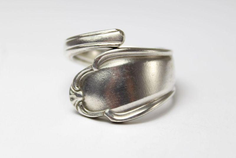 Besteckschmuck-Ring, ungefähr Größe 65 (20,8), gefertigt aus Besteck.