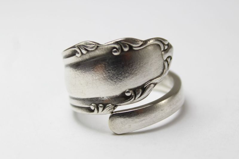 Besteckschmuck-Ring, ungefähr Größe 65 (20,8), gefertigt aus Besteck.