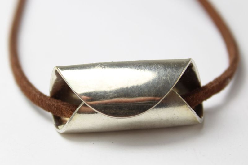 Schmuck aus Besteck, wie Anhänger aus Löffeln, ist eine einzigartige Form des Besteckschmucks.