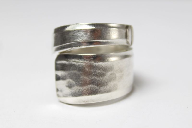 Besteckschmuck-Ring, ungefähr Größe 62 (19,8 mm), gefertigt aus Besteck.