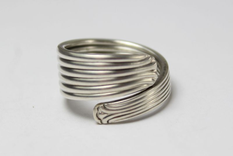 Besteckschmuck-Ring, ungefähr Größe 62 (19,8 mm), gefertigt aus Besteck.