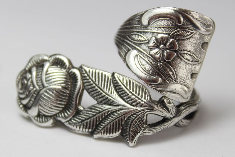 Rosen-Besteck-Schmuckring, ca. Größe 64 (20,5), gefertigt aus Besteck.