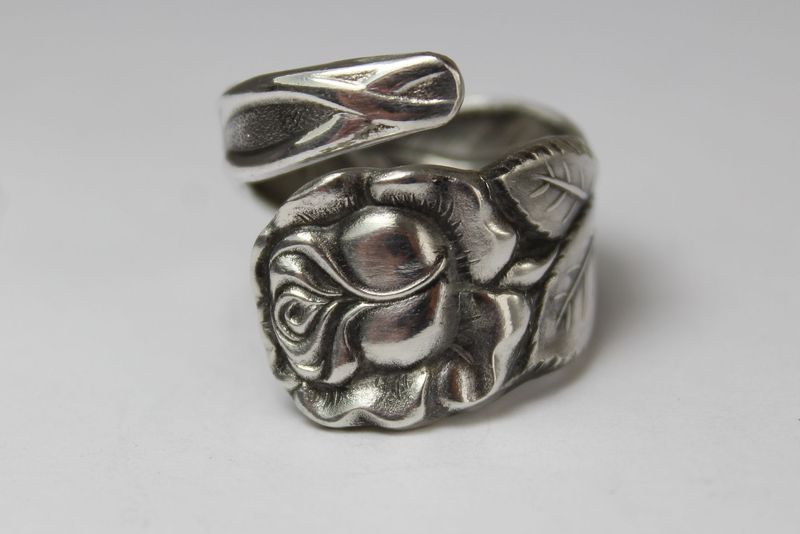Rosenblüten-Besteckschmuck-Ring, ungefähr Größe 64 (20,5), gefertigt aus Besteck.