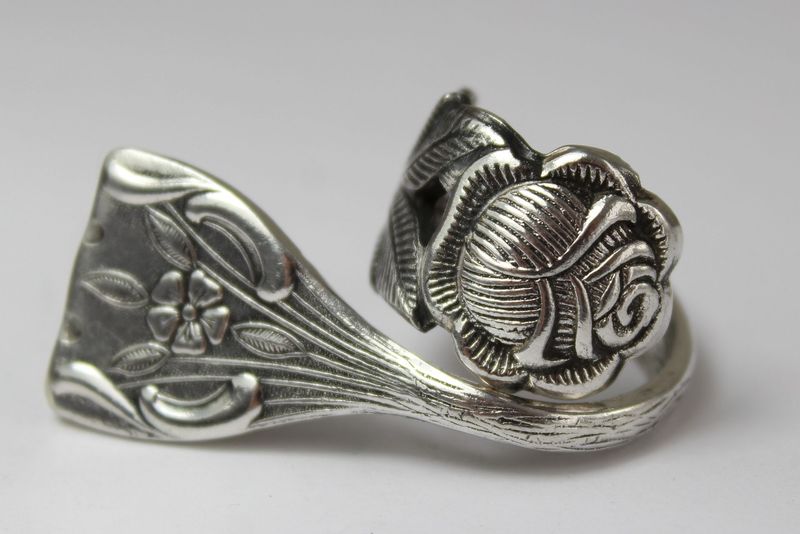 Rosen-Besteckschmuck, Besteck-Schmuckring, ungefähr Größe 64 (20,3), Ring gefertigt aus Besteck.