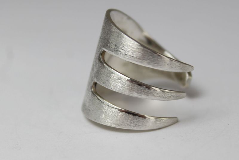 Besteckschmuck-Ring, ungefähr Größe 62 (19,8 mm), gefertigt aus Besteck.