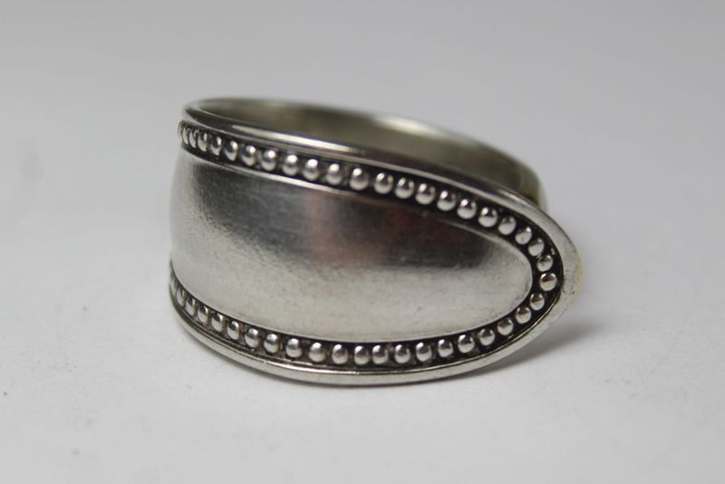 Besteckschmuck-Ring, ungefähr Größe 65 (20,8), gefertigt aus Besteck.