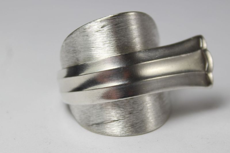 Schmuck aus Besteck, ein Ring gefertigt aus einem Teelöffel, ungefähr in der Größe 63 (20,1 mm).