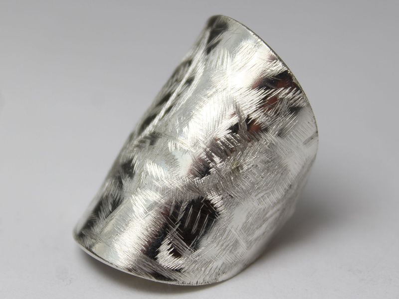 Besteckschmuck-Ring, ungefähr Größe 58 (18,3 mm), hergestellt aus Besteck.