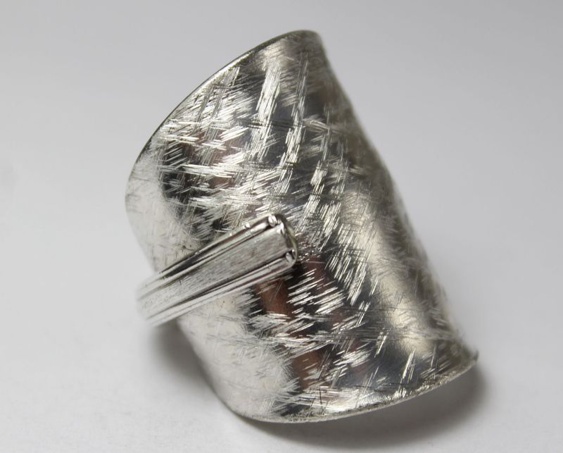 Besteck-Schmuckring, ca. Größe 64 (20,5), gefertigt aus Besteck.