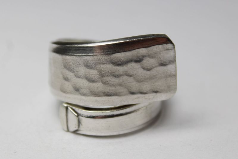 Hammerschlag-Ring aus Besteck, etwa Größe 66 mit einem Durchmesser von 21 mm.