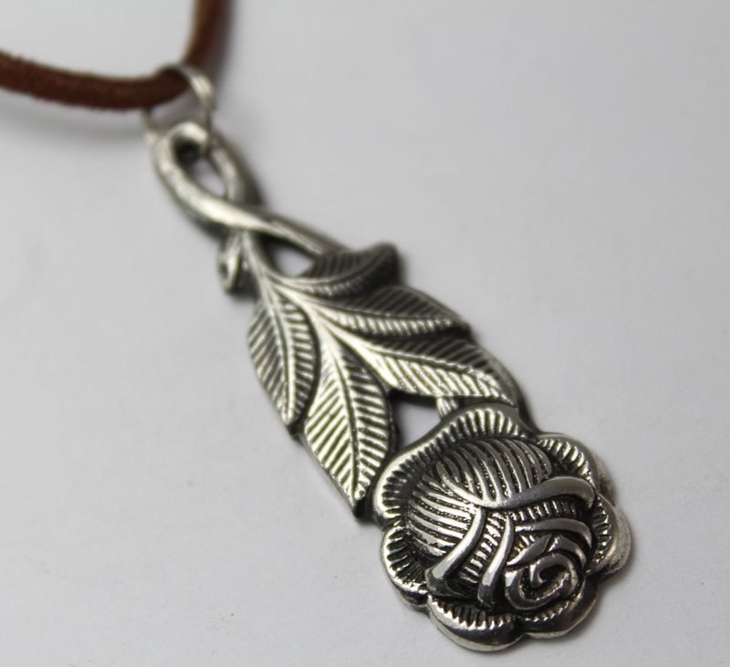 Rosenschmuck aus Besteck ist eine besondere und originelle Form des Schmucks.