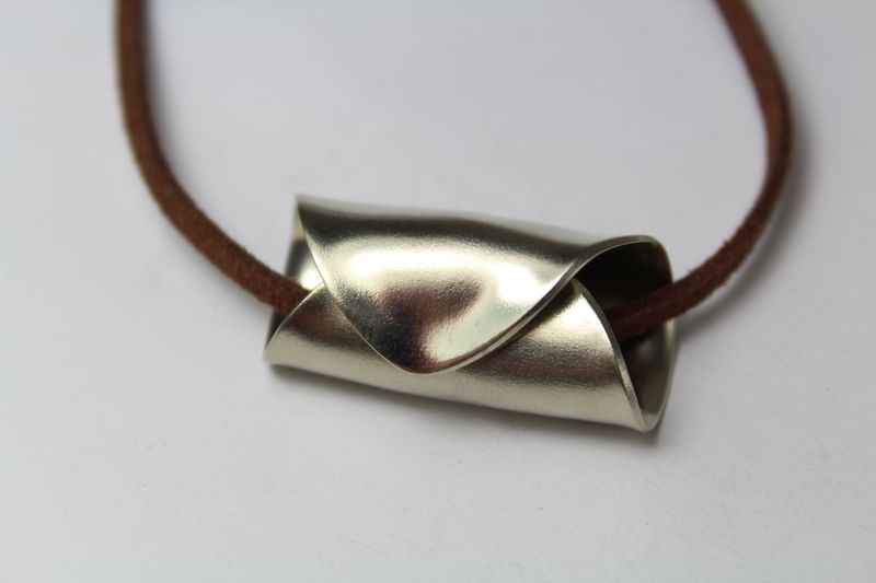 Schmuck aus Besteck, etwa Anhänger aus Löffeln, ist eine besondere und originelle Art von Besteckschmuck.