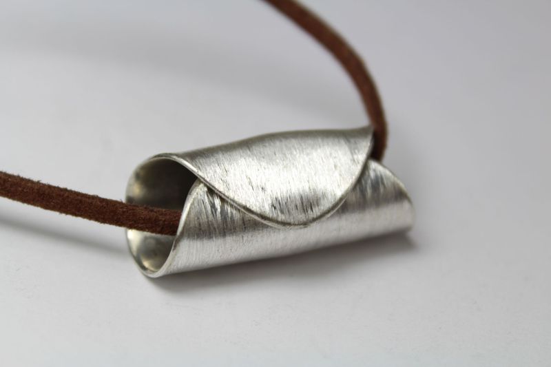 Schmuck aus Besteck, wie Anhänger aus Löffeln, ist eine einzigartige Form des Besteckschmucks.