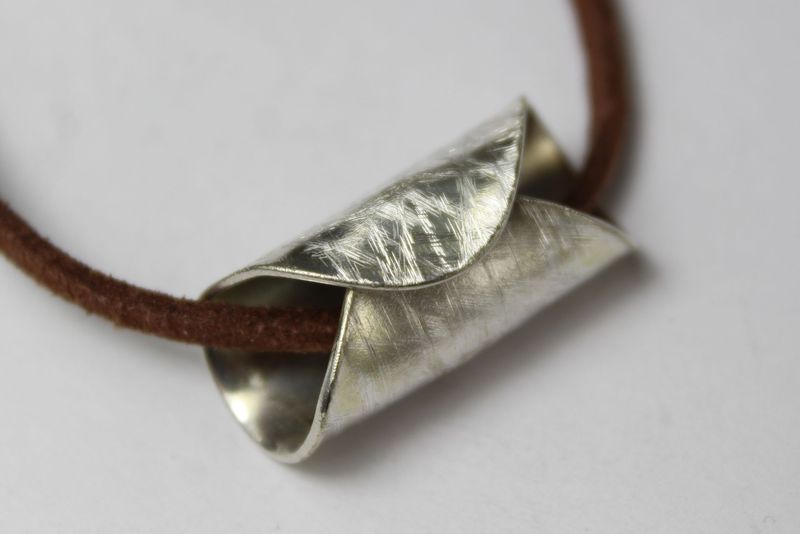 Schmuck aus Besteck, etwa Anhänger aus einem Mokkalöffel, ist eine besondere und originelle Art von Besteckschmuck.