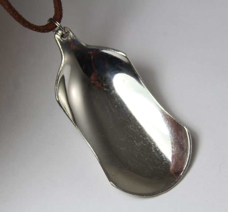 Schmuck aus Besteck, wie Anhänger aus Löffeln, ist eine einzigartige Form des Besteckschmucks.