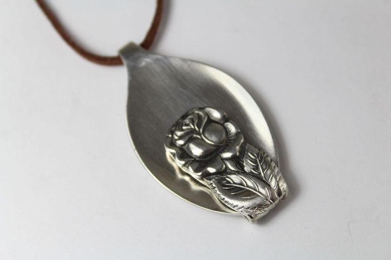 Rosen, Besteck und Schmuck, etwa Anhänger aus einem Teelöffel, ist eine besondere und originelle Art von Besteckschmuck.