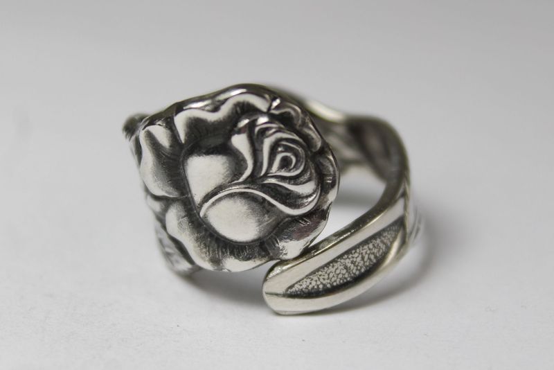 Rosen-Besteckschmuckring, ca. Größe 63 (20,2 mm), gefertigt aus Besteck.