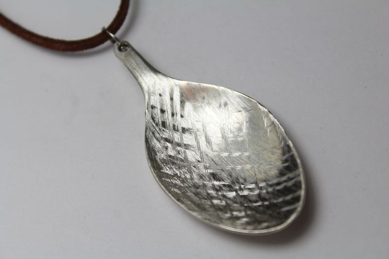 Schmuck aus Besteck, wie Anhänger aus Löffeln, ist eine einzigartige Form des Besteckschmucks.