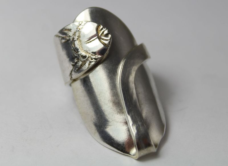 Besteckschmuck-Ring, Größe etwa 55 (17,5), gefertigt aus Besteck.