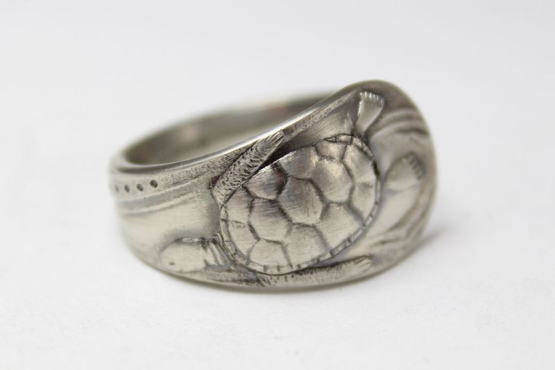 Ring – Besteckring – Schmuck aus Besteck, ca. 61 mm (Größe 19,5) mit Schildkrötenmotiv