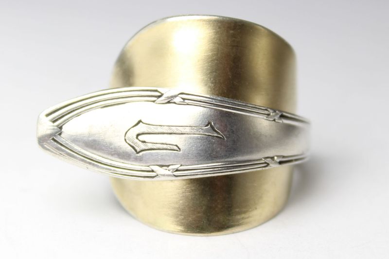 Besteckschmuck-Ring mit Monogramm L, etwa Größe 66 (21), gefertigt aus Besteck.
