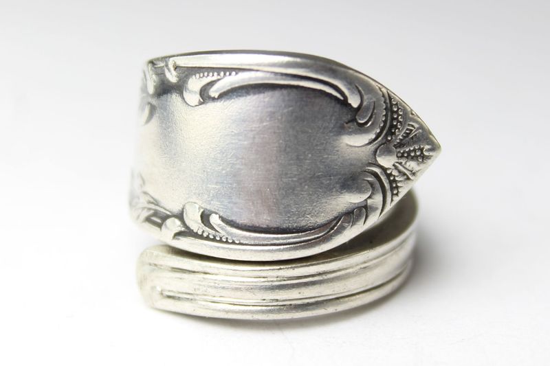 Besteckschmuck-Ring, Größe ca. 58 (18,3 mm), gefertigt aus Besteck.