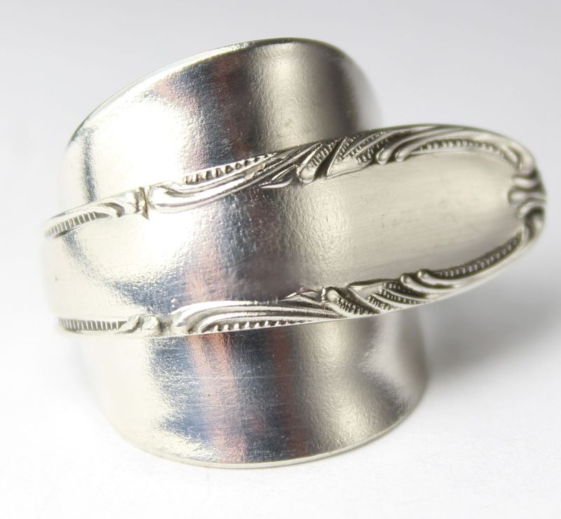 Schmuck aus Besteck, ein Ring gefertigt aus einem Mokkalöffel, ungefähr in der Größe 63 (20,1 mm).