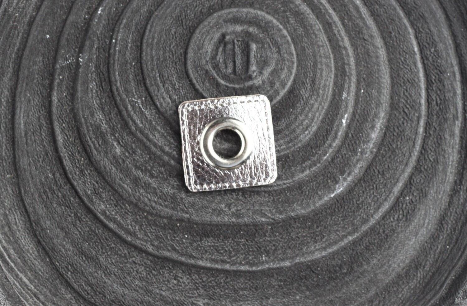 Ösenpatch quadratisch 10mm
flieder metallic