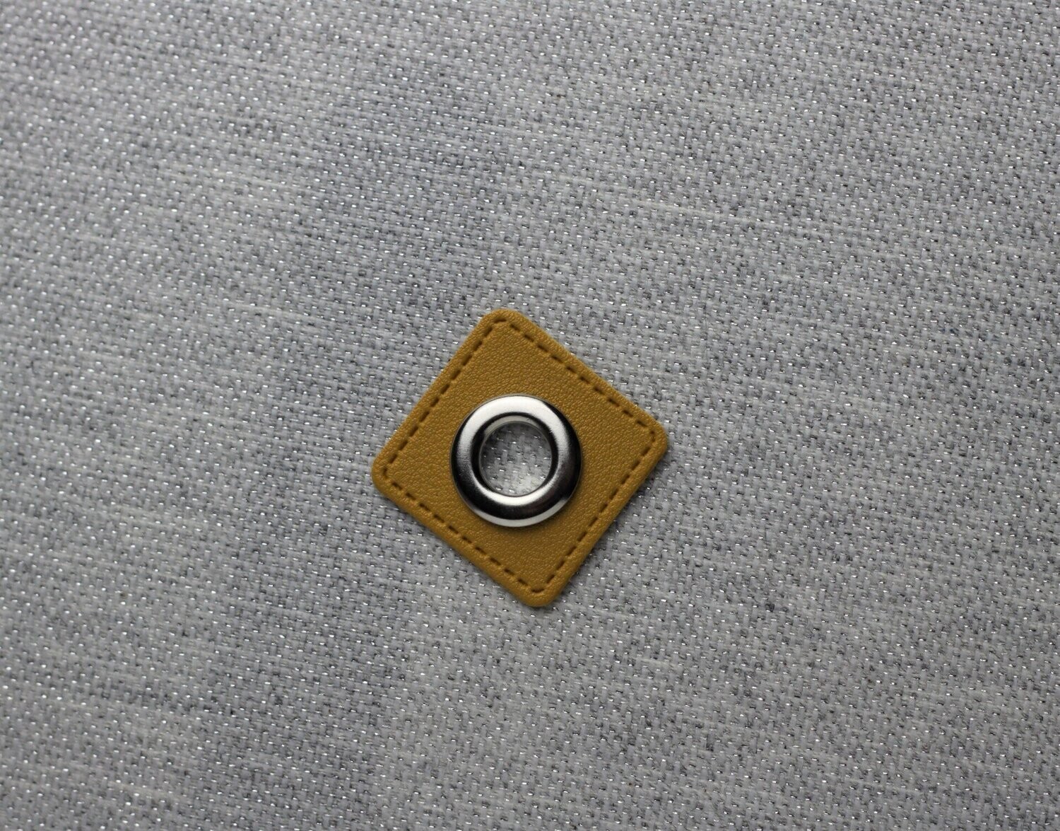 Ösenpatch quadratisch 10mm
ocker