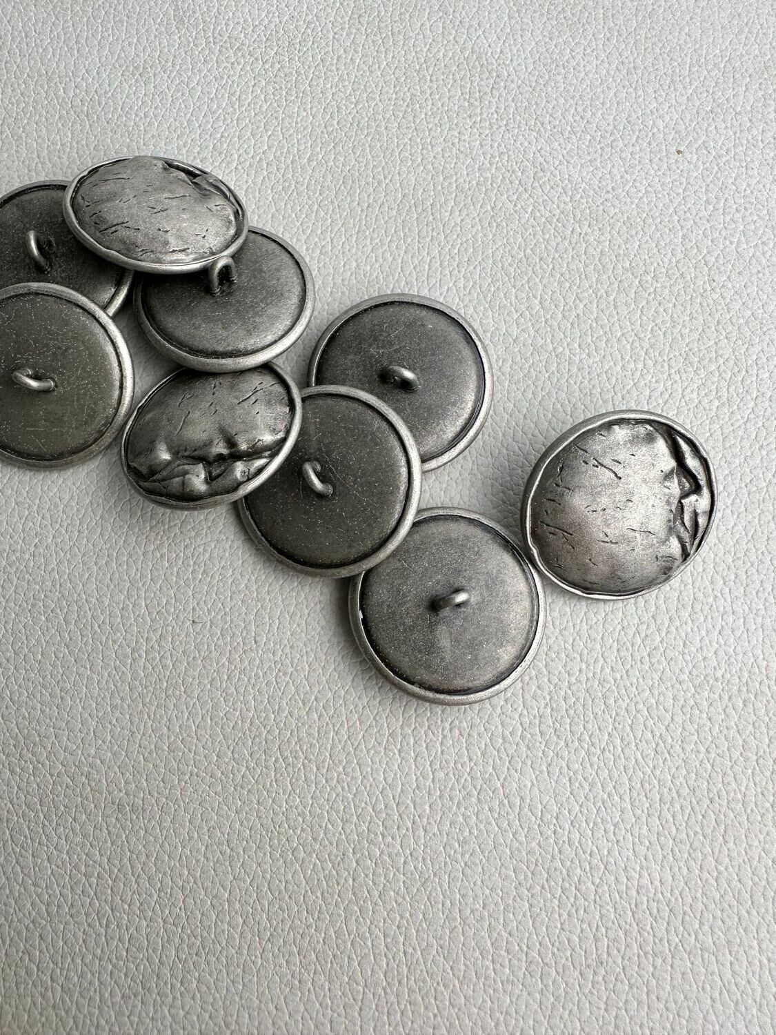 Metallknopf Riss 28 mm