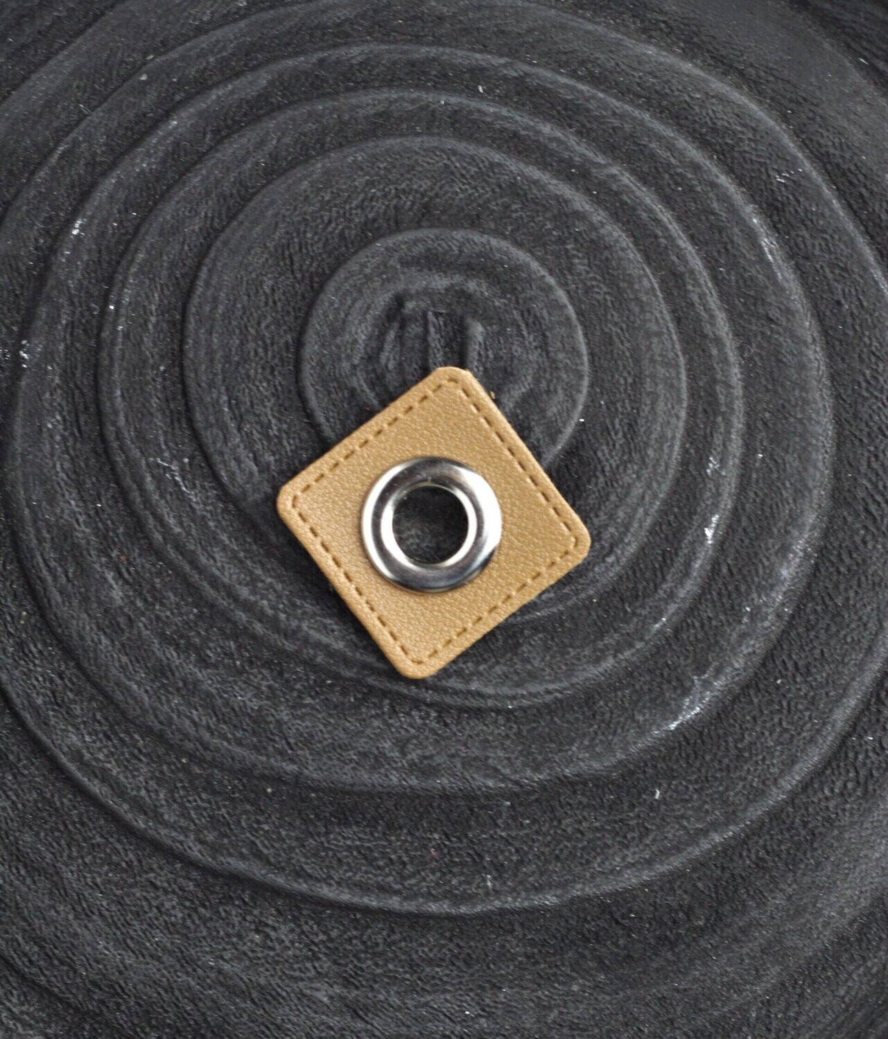 Ösenpatch quadratisch 10mm hellbraun Ösenpatch quadratisch 10mm hellbraun