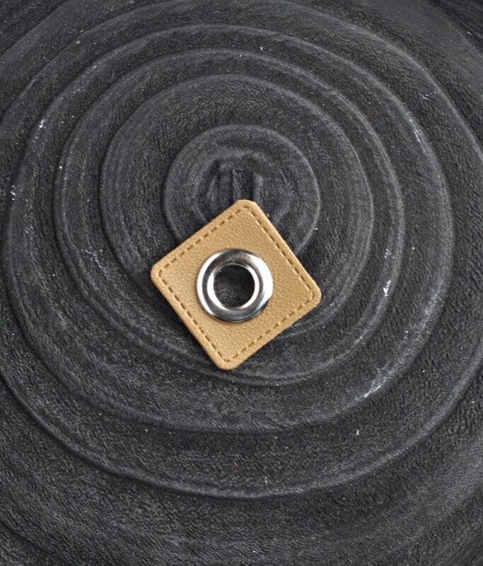 Ösenpatch quadratisch 10mm hellbraun Ösenpatch quadratisch 10mm hellbraun